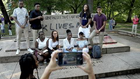 En gruppe studenter poserer foran plassen der statuen som var dedikert til generalene Robert E. Lee og Thomas «Stonewall» Jackson sto. Baltimore by fjernet fire statuer av sørstatsgeneraler over natten. I opptøyene i Charlottesville i etterkant ble en kvinne drept av en høyreekstrem.