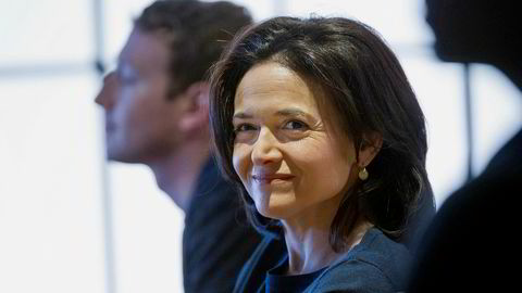 – Video eksploderer på våre plattformer, sa Facebooks driftssjef, Sheryl Sandberg onsdag. Toppsjef Mark Zuckerberg i bakgrunnen.