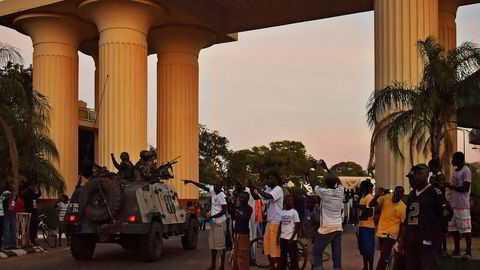 Tidligere president Yahya Jammeh som fløy ut av Gambia lørdag, beskyldes nå for å ha plydnret statskassen før han dro.