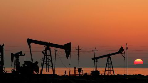 Oljeprisene stiger videre mandag. Bildet er fra et oljefelt i Baku i 2013.