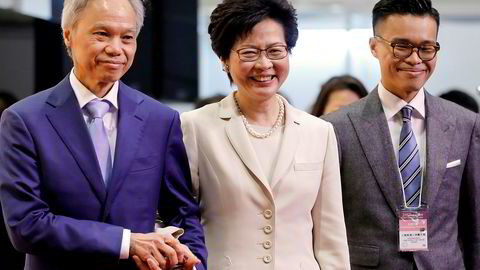 Carrie Lam og hennes mann etter at hun vant valget som ny Hong Kong-leder.