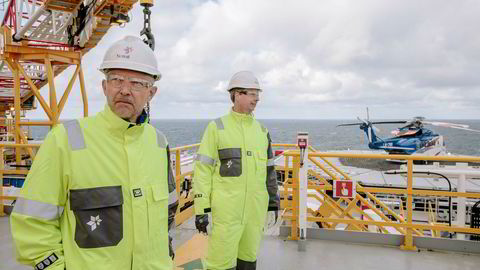 Letesjef i Statoil Tim Dodson og Olje- og energiminister Terje Søviknes på boreriggen Songa Enabler, som skal bore fem letebrønner for Statoil i Barentshavet i år.