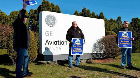 Ansatte ved GE Aviation Plant i Lynn, Massachusetts protesterer mot at General Electric til sammen kutter 12.600 jobber som følge av koronakrisen.
