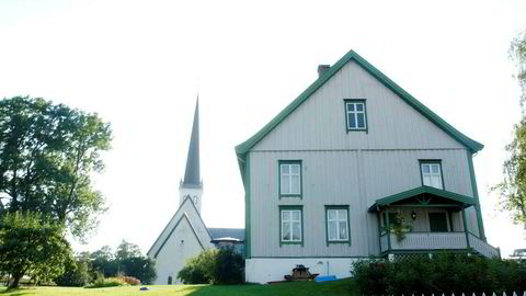 Fondet springer ut av et eierskap til prestegårdene spredt utover landet og er en av Norges største grunneiere, skriver forfatteren. Her fra Stange prestegård ved Mjøsa.