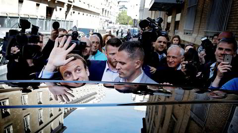 Frankrike-ekspert tror presidentkandidat Emmanuel Macron vil få det vanskelig som president. Her forlater Macron sitt hjem mandag, dagen etter at han vant første runde i det franske presidentvalget.