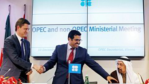 Opec-president og Qatar energiminister Mohammed bin Saleh al-Sada håndhilser på Russlands energiminister Alexander Novak under en Opec-konferanse i desember i fjor. Til høyre er Saudi-Arabias energiminister Khalid al-Falih. Foto: