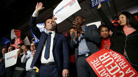 Presidentkandidat og tidligere utdanningsminister Benoit Hamon vinker til støttespillere etter et møte i Montreuil, utenfor Paris, 26. januar.
