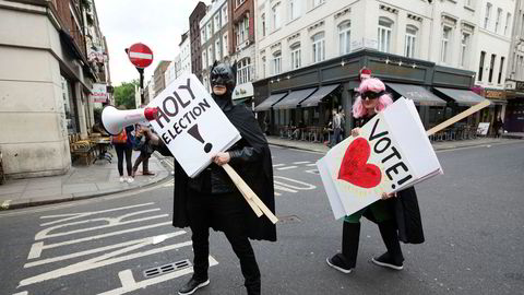 Samboerne Jess Search (Batman) og Beadie Finzi (Robin) vandrer rundt i Londons gater for å oppfordre unge til å stemme i torsdagens parlamentsvalg.