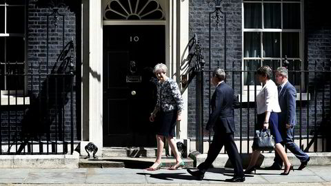 Theresa May og DUP skal nå prøve å styre Storbritannia. Her er May sammen med DUP-leder Arlene Foster, og de andre fremstående DUP-politikerne Nigel Dodds og Jeffrey Donaldson.