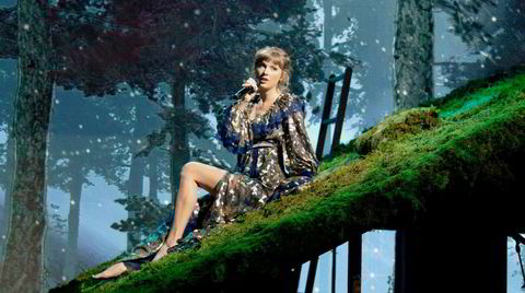 Taylor Swift forsvinner inn i eget kunstverk under årets Grammy-prisutdeling, der hun vant «årets album». Nå gjenskaper hun sin egen albumhistorie.