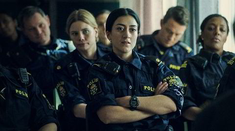 Leah (foran), Sara (til venstre) og de andre betjentene ved et politikammer i Malmö sjonglerer jobb og privatliv så godt de kan, i en serie som er både virkelighetsnær og dramatisk.