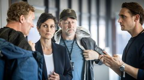 Et barn er halshugget i Larvik. Wisting (Sven Nordin, til venstre) flankeres av FBI-agent Maggie Griffin (Carrie-Anne Moss fra «The Matrix»), mens flere dør rundt dem av tilsynelatende uforståelige årsaker.