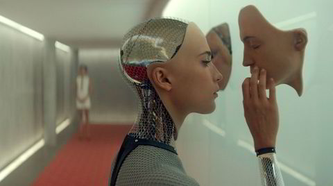 I 2014 spilte Alicia Vikander roboten Ava i filmen «Ex Machina». Knappe ti år senere har chatboter som Chat GPT tatt verden med storm. Men viser chatboten faktisk intelligens, eller er den bare god til å etterligne menneskelige samtaler?