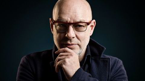 Nyskaper. Legendariske Brian Eno er opphavsmannen til ambient-sjangeren. Han har laget et nytt stemningsrom til nyttårsdagen.