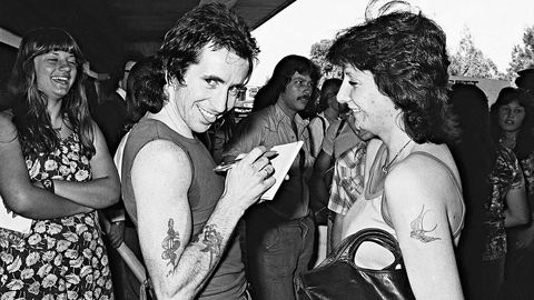 Ain't nothing wrong with being sexy. Bon Scott fra AC/DC signerer autografer i Sydney i 1976.