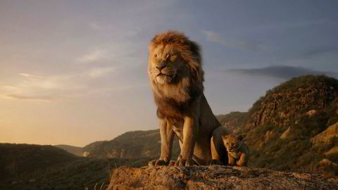 Fortsatt med. Skuespiller Earl Jones som ga røst til originalens Mufasa, gjentar rollen i den nye filmen.