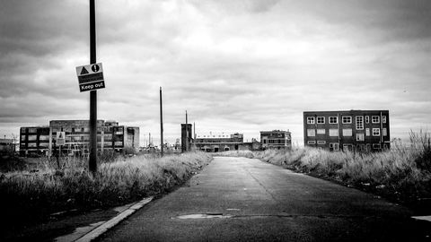 Dystre minner. Bare ruinene er igjen av St. Andrew's Dock og Lord Lines mektige hovedkvarter. En gang var havnen hjertet av trålerbyen Hull.