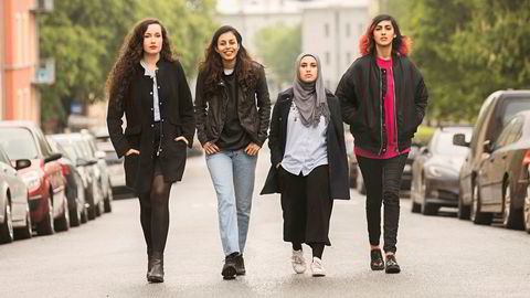 På vei. – De klarer å snakke om vanskelige saker som sosial kontroll, frihet og feministisk nytolkning av Koranen på så kvalifiserte måter at de ikke kan avfeies, sier Hadia Tajik om de nye muslimske feministene. Fra venstre: Linn Firdaous Nikkerud, Mina Adampour, Faten Mahdi Al-Hussaini og Namra Beatrix Saleem.