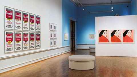 Fargeprakt. En formidabel rekke mannlige amerikanske kunstnere: til venstre Andy Warhol, til høyre Alex Katz, og aller bakerst lyser Roy Lichtensteins soloppgang.