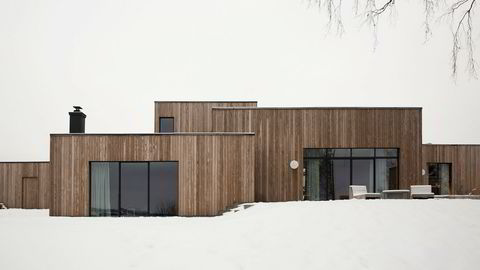 Boksen går. Gjøvik house ligger på en høyde med utsikt mot Mjøsa. To forslag ble tegnet, men både arkitektene og familien var enige om at varianten med seks overlappende bokser var det beste.