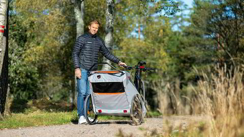 Ute av pelotonen. Thor Hushovd tester sin nye kombivogn på norske veier.