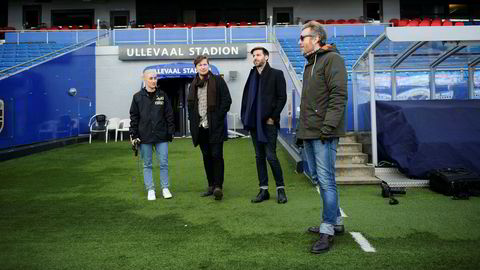 Hymnesjekk. Ingrid Helene Håvik, sanger i Highasakite, og produsent Kåre Vesterheim (til høyre) med medlemmer av plateselskap og management på Ullevaal Stadion. Highasakite har laget den nye eliteseriehymnen.