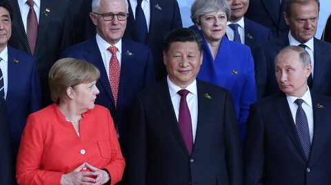 Xi Jinping og Vladimir Putin var viktige under Angela Merkels tid som tysk forbundskansler, her på et G20-møte i Hamburg sommeren 2017. Tysk avhengighet av Kina og Russland har tilsvarende svertet ettermælet hennes.