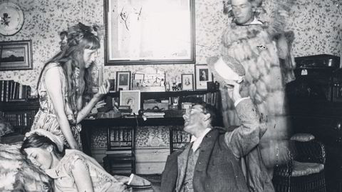 Stilpolitikk. Virginia Woolf (bak) og søsteren Vanessa Bell holder kostymeparty med forfatter og politiker Jack Hills (bak) og poeten Walter Headlam i 1892.
