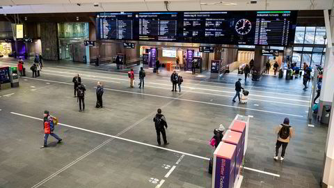 Det er uvanlig stille på Oslo S klokken 08:00, normaltiden for morgenrushet. Koronaviruset har bremset persontrafikken i Norge kraftig. Mange sitter hjemme og jobber, andre er permittert.