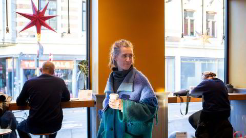 Seniorøkonom Marthe Norberg-Schultz Hagen i Samfunnsøkonomisk Analyse synes det er noe herk med hjemmekontor – og liker seg bedre på Kaffebrenneriet i Markveien.