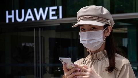 Huawei opplyser tirsdag at det har solgt telefonserien Honor til et konsortium i Kina for å sikre at selskapet, som er tynget av sanksjoner fra USA, overlever.