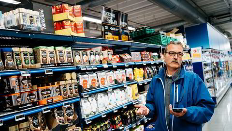 I en årrekke har dagligvarekjedenes prisjegere overvåket konkurrentenes priser. Her er Coops prisjeger Trond Syversen i en Rema-butikk på Haugenstua.