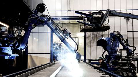 Sveiseroboter i sving ved Kleven Verft i Ulsteinvik. 85 millioner jobber blir erstattet med automatisering i løpet av de neste fem årene, anslår Verdens økonomiske forum (WEF).
