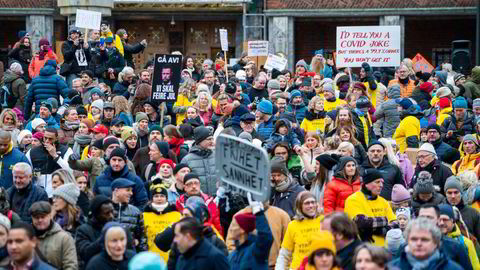 En gruppe som kaller seg «Stop Lockdown: Full gjenåpning av Norge – NÅ» arrangerte demonstrasjon mot koronatiltakene på Fridtjof Nansens plass ved Rådhuset i Oslo lørdag.