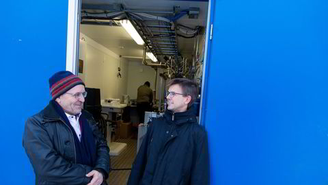 Hovedaksjonær Josef Filtvedt (til venstre) og daglig leder Erik Sauar i Cenate lover at deres egenutviklede nanosilisium vil gi elbil-batterier bedre rekkevidde og lenger holdbarhet, samt en billigere pris.