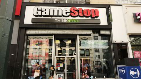 Gamestop-aksjen svingte voldsomt mandag, her fra spillbutikken i New York. I 2019 så det mørkt ut for selskapet, som la ned mellom 180 til 200 butikker verden over – blant annet 26 butikker i Norge.