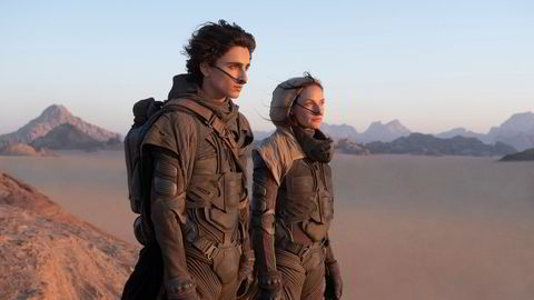 Storfilmen «Dune» med Timothée Chalamet (t.v.) og Rebecca Ferguson,  lanseres samtidig på HBO Max  og kino.