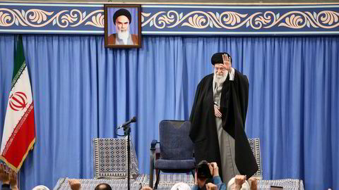 Irans øverste leder, ayatollah Ali Khamenei, mener Iran ikke kan stole på USA. Spørsmålet nå er om påtroppende president Joe Biden vil gå i forhandlinger med det iranske regimet og finne en vei tilbake til atomavtalen.