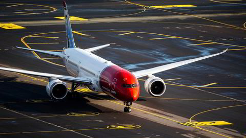 Norwegian har 37 langdistansefly av typen Boeing 787 Dreamliner (bildet) – og bestillingen har kostet selskapet 37 milliarder kroner. I disse dager skal styret avgjøre om langdistansesatsingen avvikles. Her fra Oslo lufthavn.