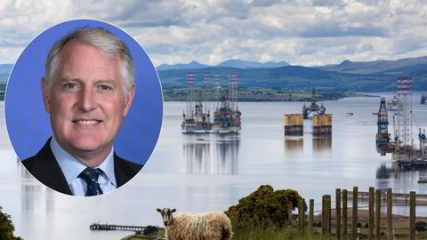 Keith Tuffley leder en avdeling i storbanken Citi, som gir råd til investorer og selskaper om  klimatilpasning. Banktoppen advarer oljeselskapene om at de må omstille eller forsvinne. Bildet er fra Port of Cromarty Firth i Cromarty, Storbritannia.