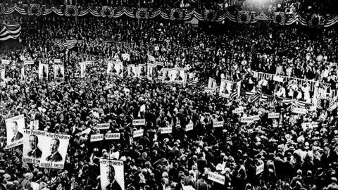 Høy temperatur. Demokratenes landsmøte i Madison Square Garden i 1924. Det endte med slagsmål blant guvernører da partiet skulle debattere sitt standpunkt til ekstremisme. Foto: NY Daily News Archive / Getty Images