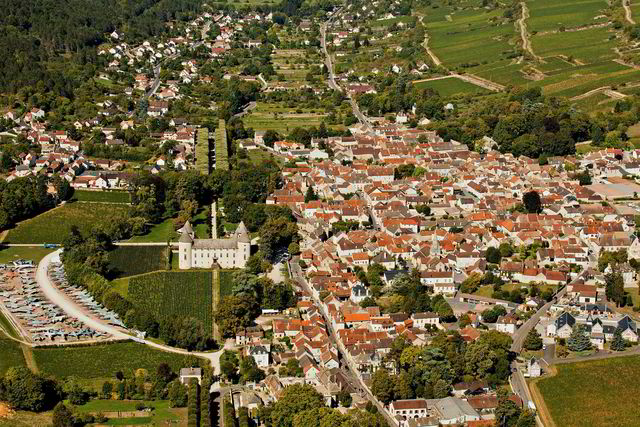 Landsbyen Savigny-lès-Beaune omgitt av vinmarker på alle kanter.