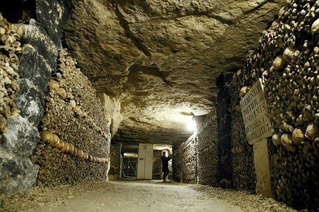 Dette arkivbildet viser deler av katakombene under Paris. Deler av de samme katakombene ble brukt da tyver med eksklusiv vinsmak fikk med seg drikke verdt mer enn to millioner kroner nylig.
