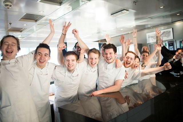 Restaurant Maaemo beholder sine tre stjerner i årets Michelin-guide. Her jubler kokkene da de fikk 3 stjerner i 2016.
