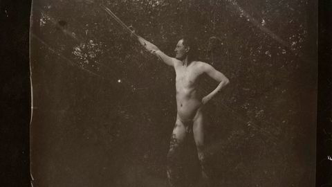 Første akt. Edvard Munch tok flere bilder av seg selv hvor han poserte naken. I 1904 skrev han: «Da jeg så et profilbilde av min figur, besluttet jeg etter samråd med min forfengelighet å forlenge stenkastingens, spydkastingens og badets timer».