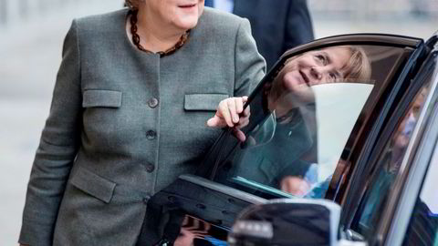Det pågår i disse dager tøffe regjeringsforhandlinger bak lukkede dører i Berlin. Her ankommer forbundskansler Angela Merkel et forhandlingsmøte torsdag.
