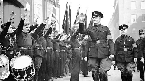 Mange fascister mislyktes i å vinne frem. Britiske Oswald Mosley og hans British Union of Fascists fikk stor støtte i England, men møtte også hard motstand fra antifascister. Her inspiserer han sine menn i Øst-London i 1936.