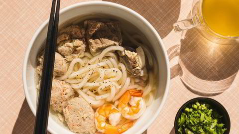 Forklaret. Klar kraft, tykke nudler og hjemmelagde kjøttboller er hovedingrediensene i den sørvietnamesiske suppen bánh canh xuong heo.