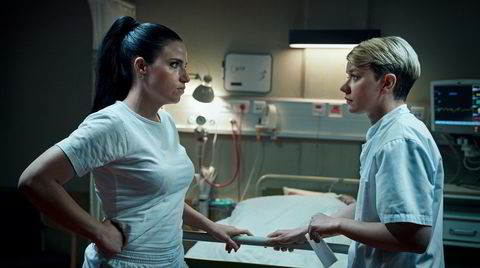 Josephine Park (til venstre) og Fanny Louise Bernth spiller i den danske Netflix-satsingen «Sykepleieren».
