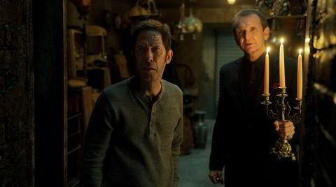 Tim Blake Nelson (til venstre) og Sebastian Roche spiller i «Cabinet of Curiosities»-episoden «Lot 36», basert på en av Guillermo del Toros egne historier.